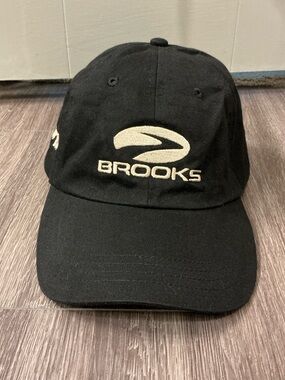 Brooks Running Black "Run On!" Performance Cap Like New